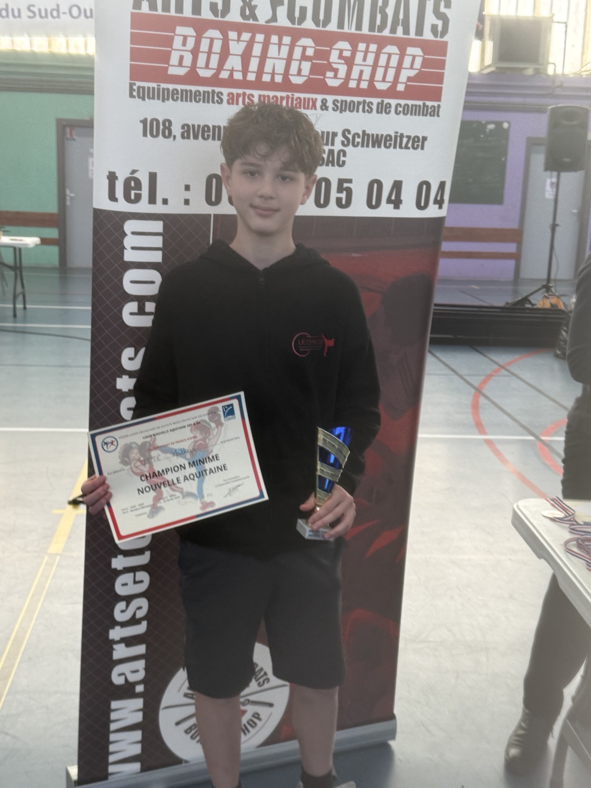 Jeune champion du Cercle avec son diplôme et son trophée
