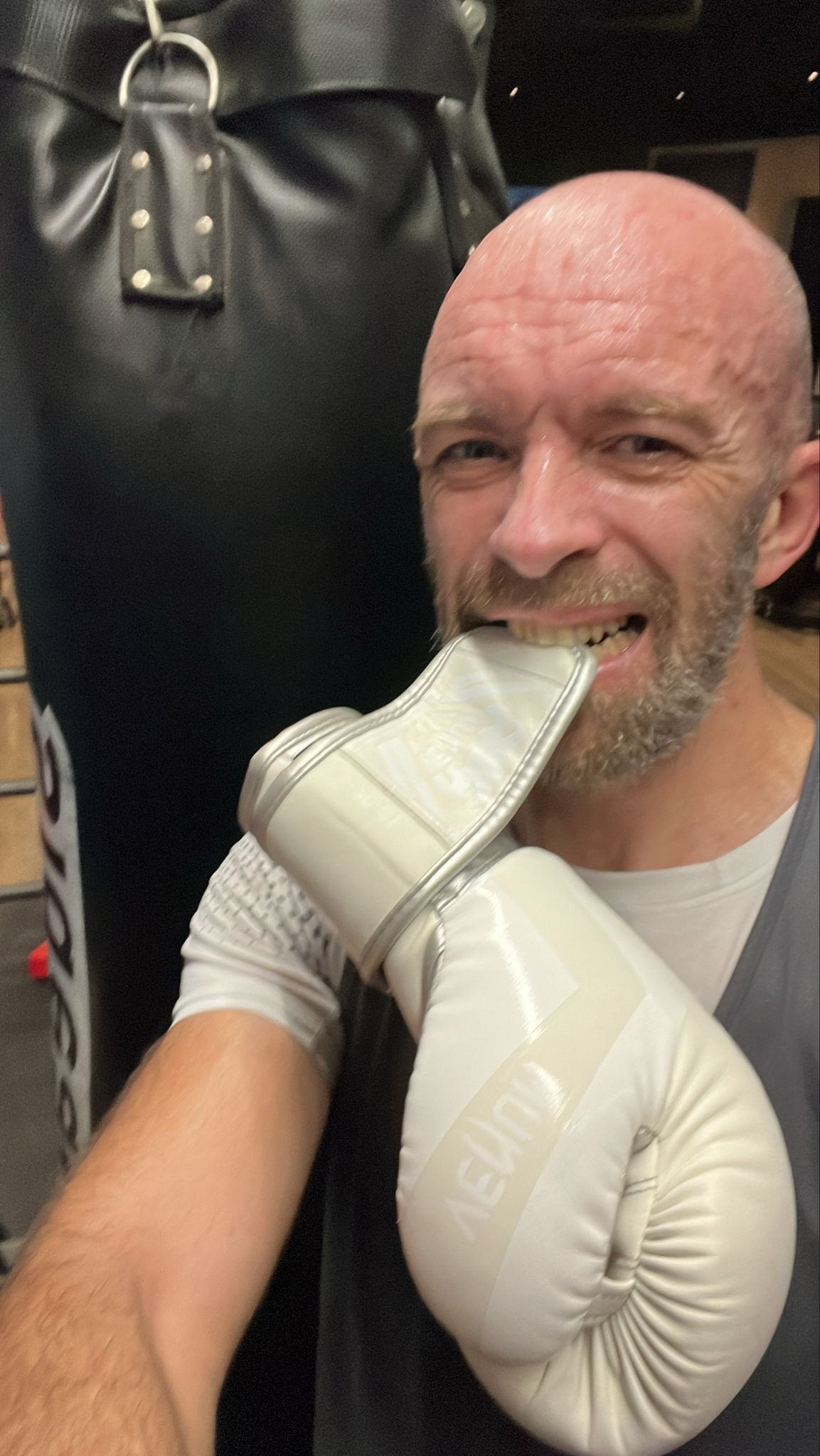 Moment de détente après un entraînement de boxe